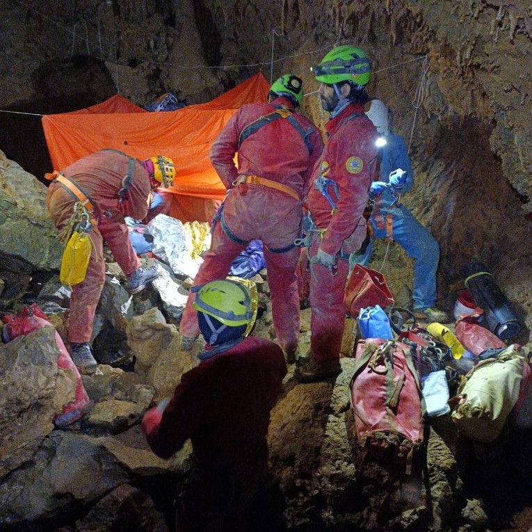 Speleologu u Italiji kamen prikliještio nogu na dubini od 120 m. Spašavalo ga 50 ljudi