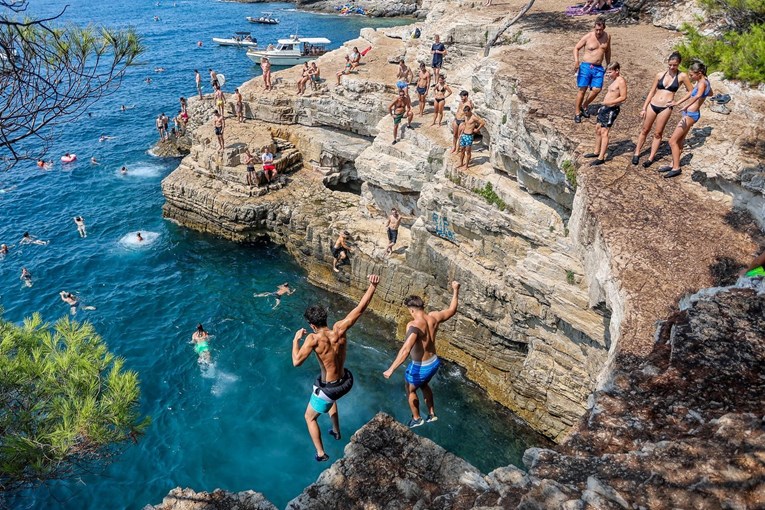 Ovo je jedna od najpopularnijih plaža u Istri. Obožavaju je skakači i kajakaši