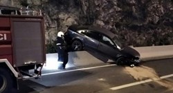 Passat kod Splita završio na betonskoj ogradi, vozač pobjegao