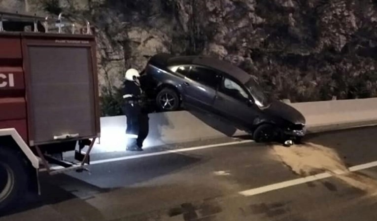 Kod Splita auto ostao na betonskoj ogradi usred noći, vozač pobjegao