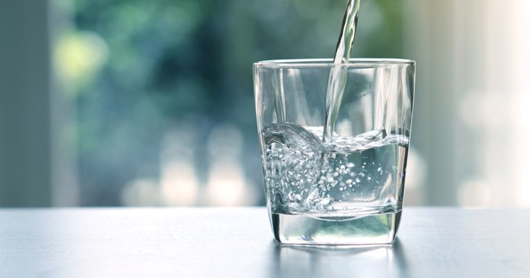 Evo što se događa u vašem tijelu ako pijete 8 čaša vode svaki dan