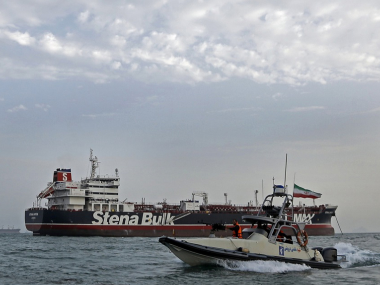 Svaki brod za prolaz Hormuzom mora dobiti odobrenje Irana. "Inače prijeti uništenje"