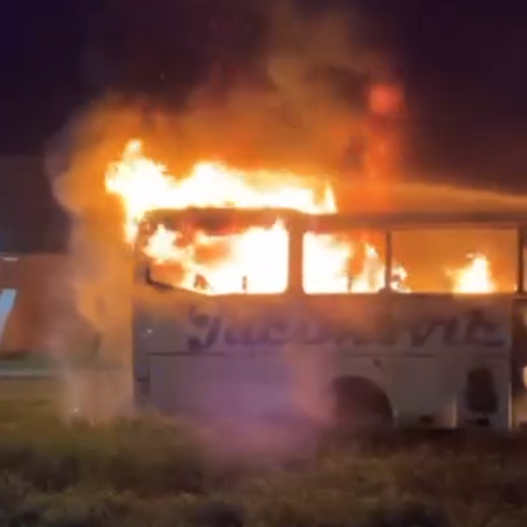 U Vojvodini zapaljen autobus kojim su studenti išli na prosvjede. "Nema stajanja"