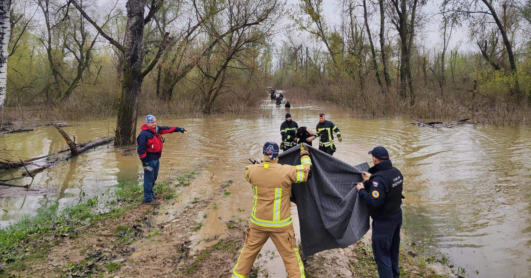 Spasilačka akcija kod Babine Grede, deseci ljudi zapeli na Savi. "Možda ima mrtvih"