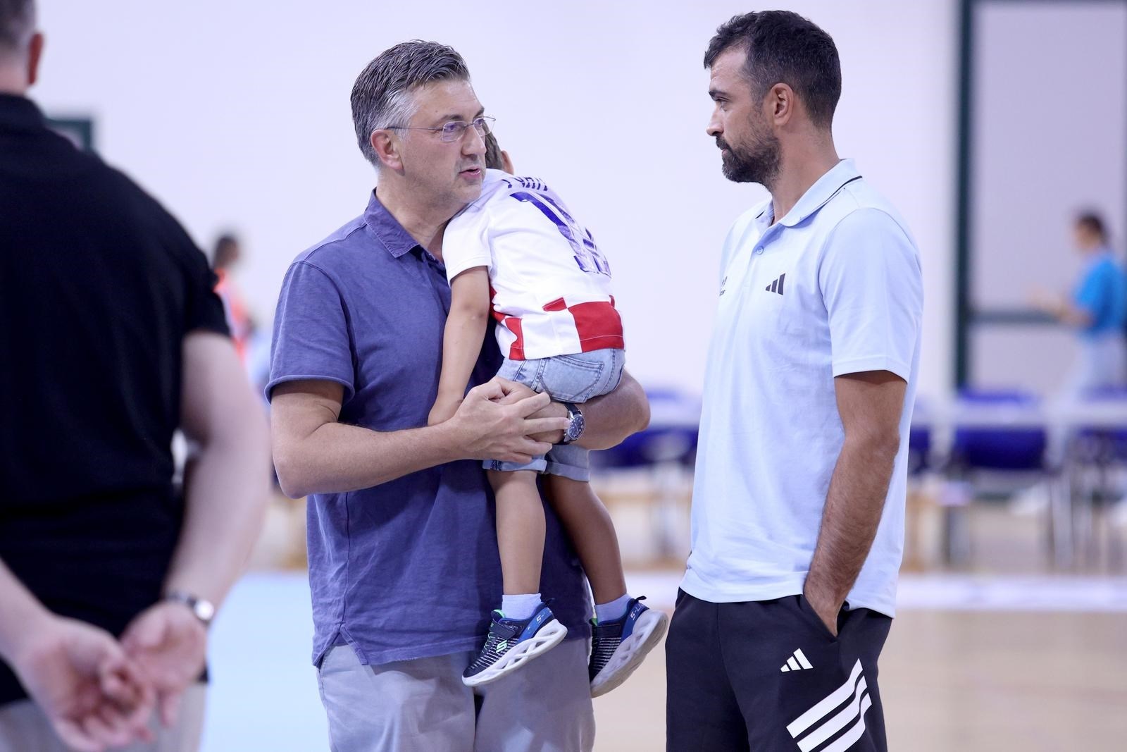 Andrej Plenković na košarkašku utakmicu poveo djecu, mlađeg sina nosio na ramenu