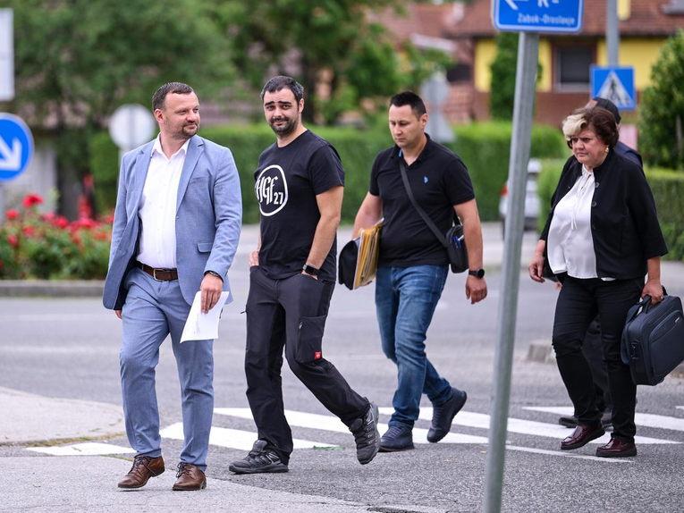 Šimunić: Jedan dan zemeju mobitele, drugi ih vraćaju. Ispada da je to farsa