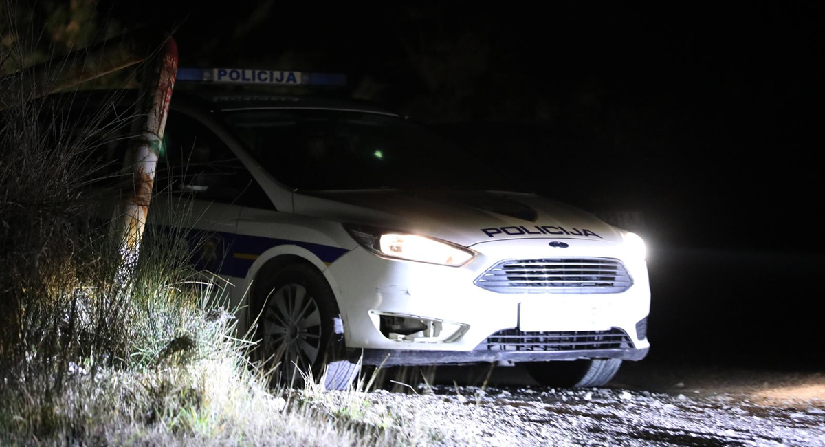 Policajac kod Broda sa službenim autom sletio u odvodni kanal