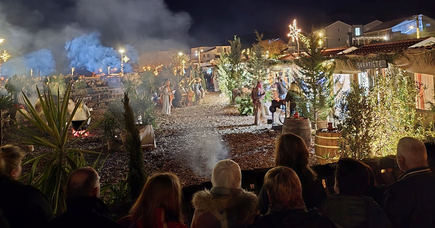 Mjesecima skupljali lišće, napravili potok... Nevjerojatne žive jaslice u Starigradu