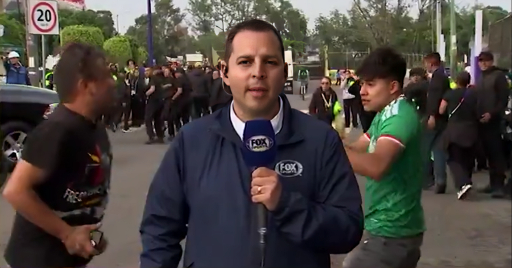 VIDEO Navijači se tukli reporteru iza leđa u javljanju uživo