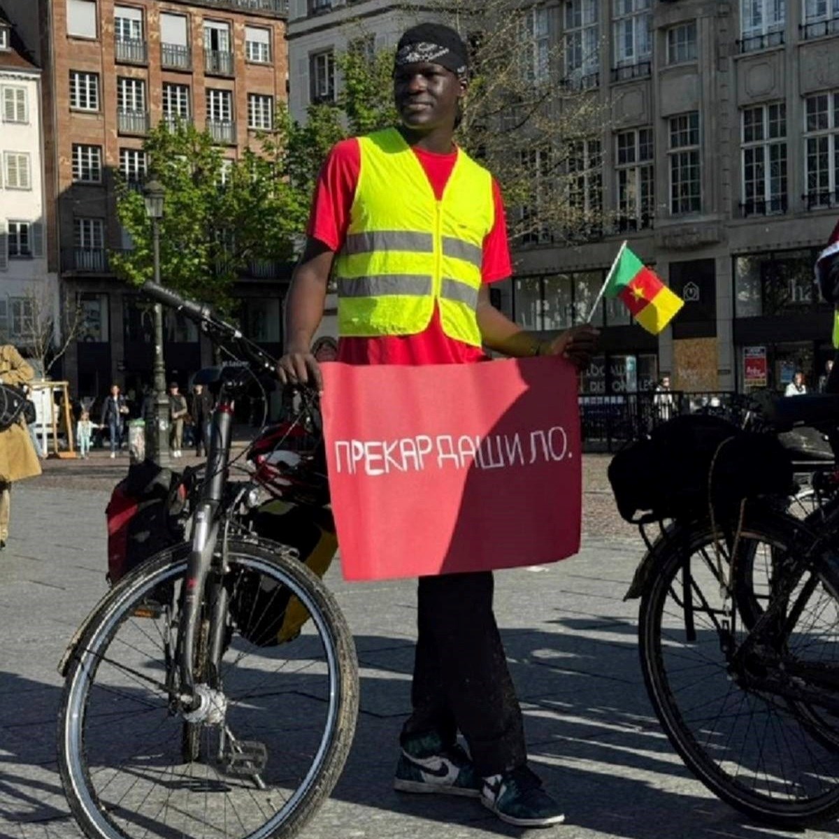 Studente koji su biciklirali u Strasbourg dočekao Kamerunac s porukom na ćirilici