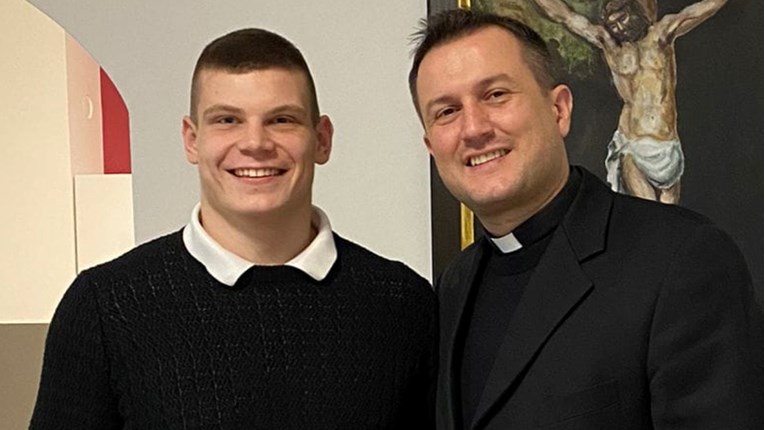 Svećenik koji je odbio krstiti dijete lezbijkama objavio sliku s MMA borcem s Platka
