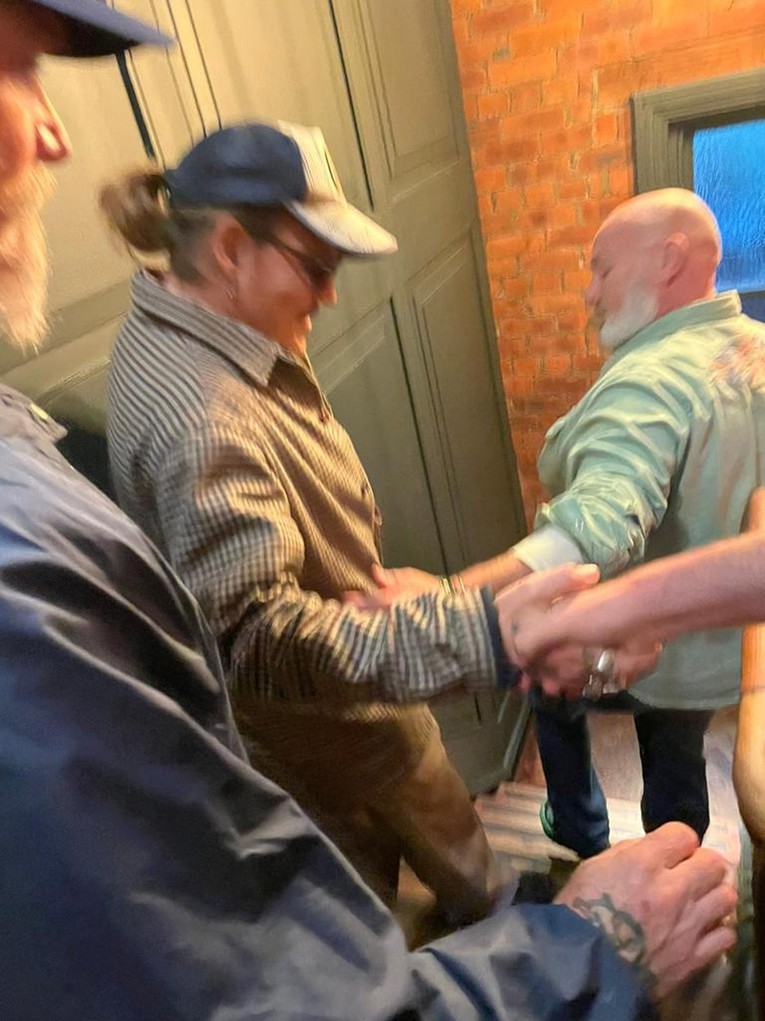 Depp s prijateljima slavio u engleskom pubu, pojavile se snimke i fotografije