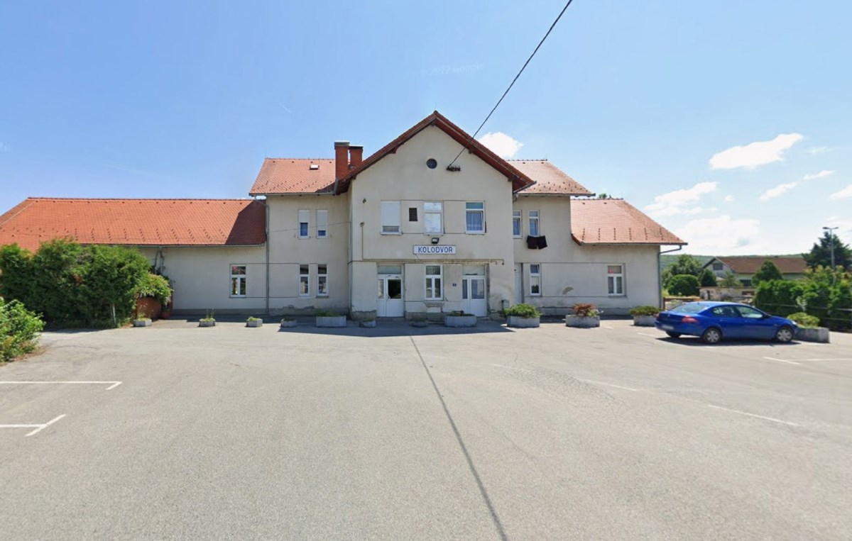 Oštetio rampu na željezničkom prijelazu pa pobjegao