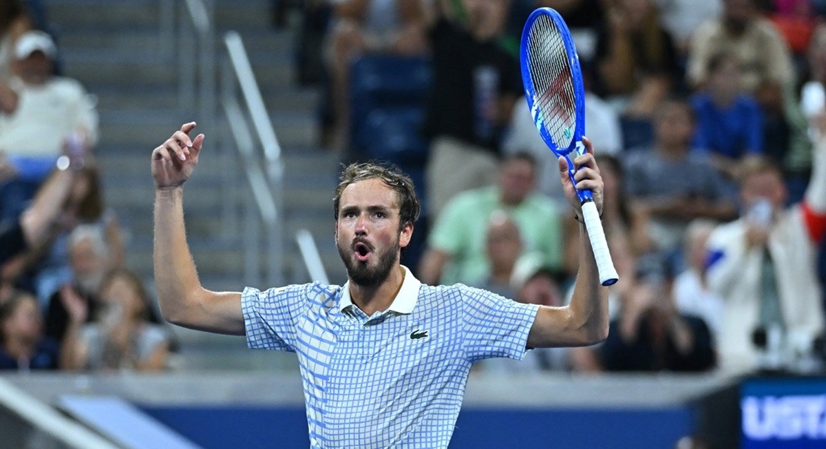 Evo koliko Medvedev mora platiti za simuliranje felacija i razbijanje reketa