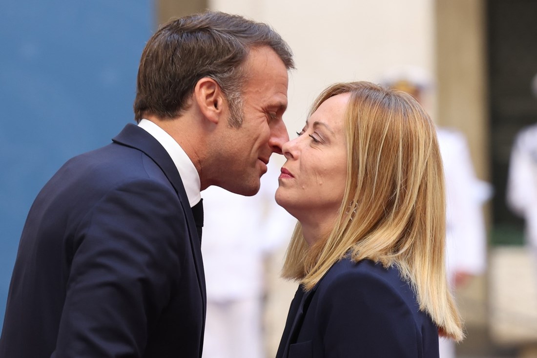 "Macron je impresioniran": Fotografije susreta s Meloni postale hit na internetu
