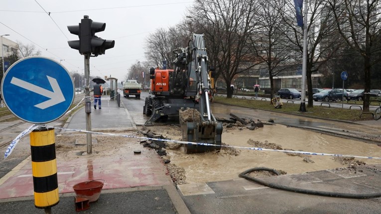 VIDEO Pukla cijev na križanju u Zagrebu, preusmjereni tramvaji, ljudi bez vode