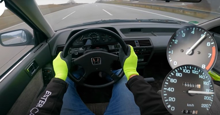 VIDEO Honda stara 36 godina prešla je 600.000 km, ali na autocesti je nezaustavljiva