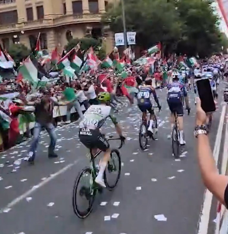 VIDEO Propalestinski prosvjednici upali na Vueltu, utrka prekinuta