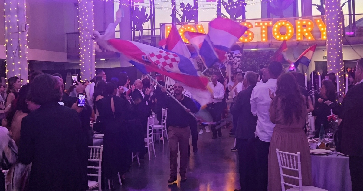 Imoćanin na svadbu doveo 18 barjaktara: "Više zastava nego na mimohodu '95."