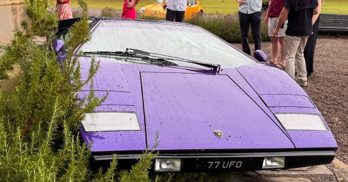 FOTO "Ukleti" Lamborghini nekako se uspio sam upaliti i skoro zabiti u dvorac