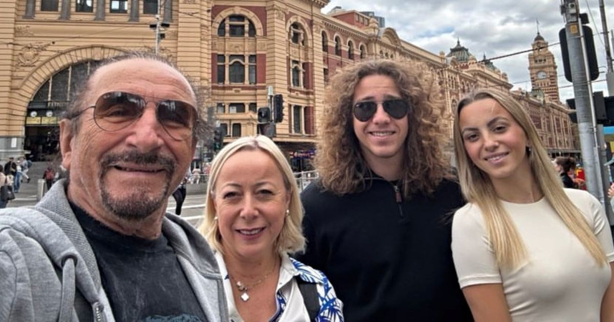 Željko Bebek javio se s turneje u Australiji, pozirao sa suprugom i djecom