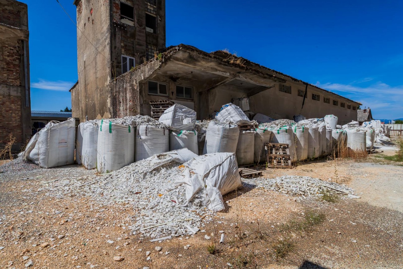 Silos bivšeg PPK Velebit, gdje je odložen dio opasnog otpada u Gospiću.