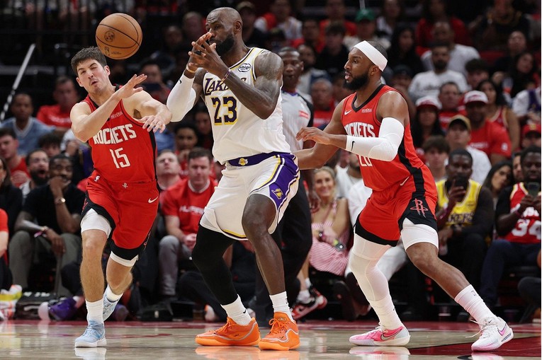 VIDEO LeBron očajan, Lakersi propustili pomesti Rocketse