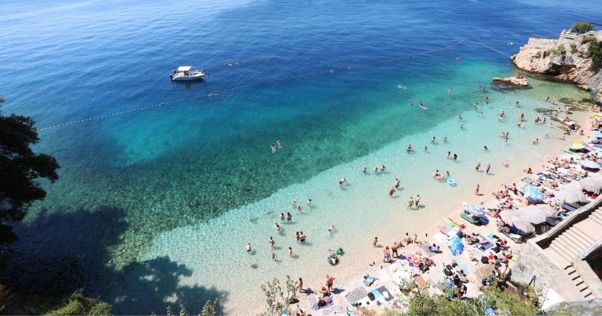 FOTO Jedna od najljepših plaža u Rijeci krcata je tijekom novog toplinskog vala