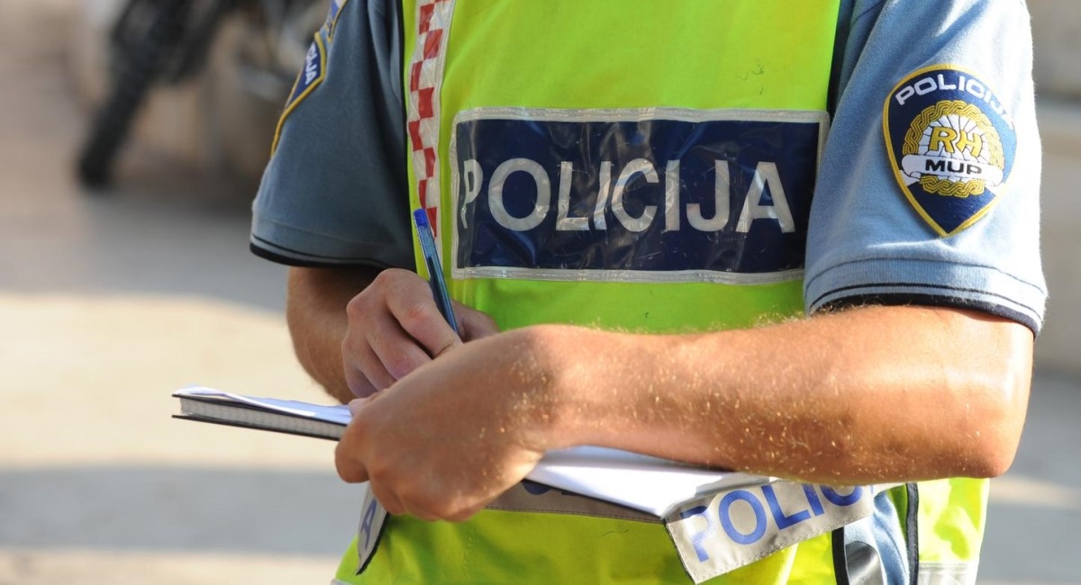Pijani vozač u Sinju udario u dva parkirana auta, pokušao pobjeći pa sletio s ceste