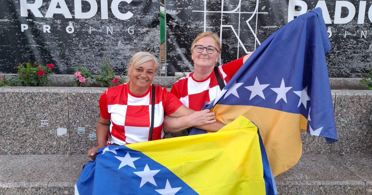 VIDEO U hrvatskim dresovima i sa zastavama BiH gledaju utakmicu na Trgu bana Jelačića