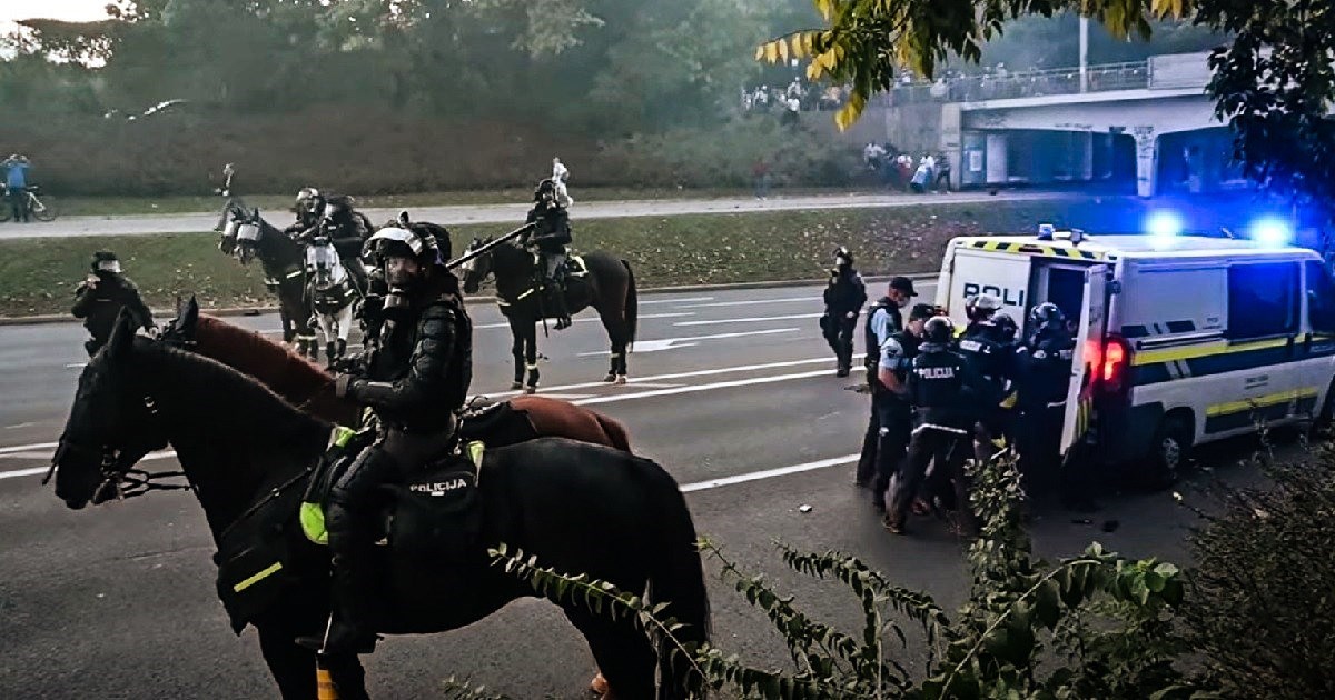 Rezime kaosa u Ljubljani: Policija koristila gumene metke, suzavac, konje, pse...