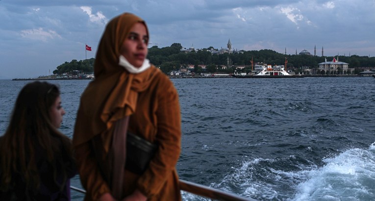 Turska sljedeća dva vikenda uvodi policijski sat kako bi zaustavila koronavirus