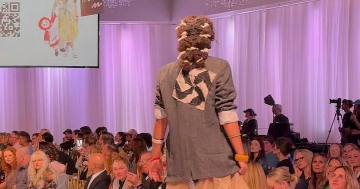 FOTO "To nije svastika, nego vjetrenjača": Jakna izazvala skandal na modnoj reviji