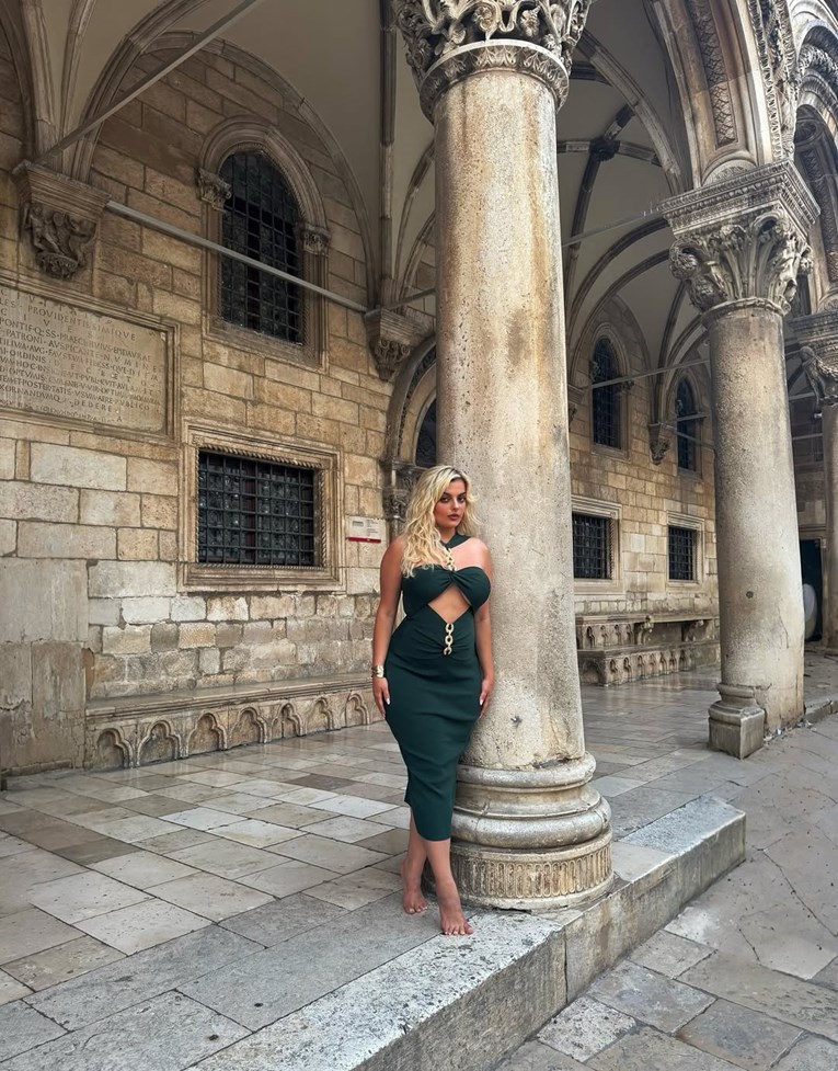 FOTO Pjevačica albanskih korijena posjetila Dubrovnik, bosa prošetala Stradunom