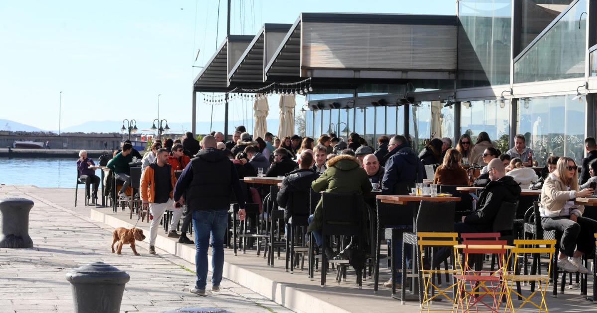 Sunce izmamilo Riječane na terase kafića
