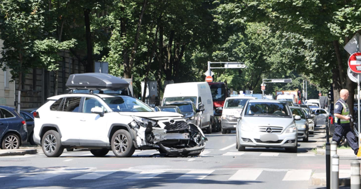 FOTO I VIDEO U Zagrebu se sudarili auto i taksi. Stvaraju se gužve