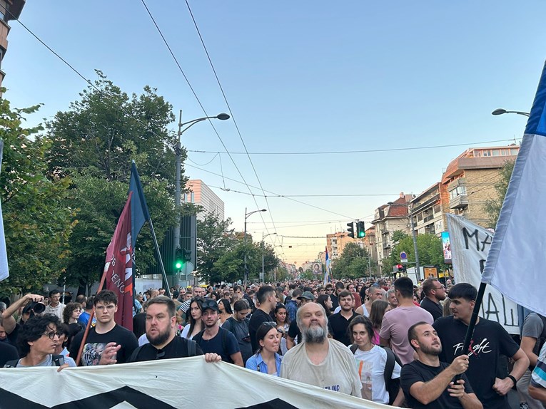 VIDEO Srbi izašli na ulice devet mjeseci od tragedije u Novom Sadu