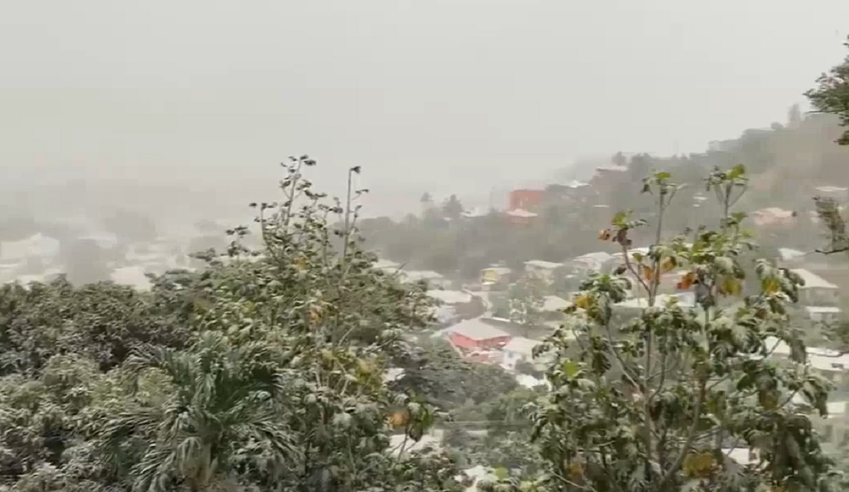 Velika erupcija vulkana na karipskom otoku, tisuće evakuirane, sve prekriveno pepelom
