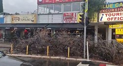 VIDEO Jako jugo u Splitu ruši stabla, oštećeni auti