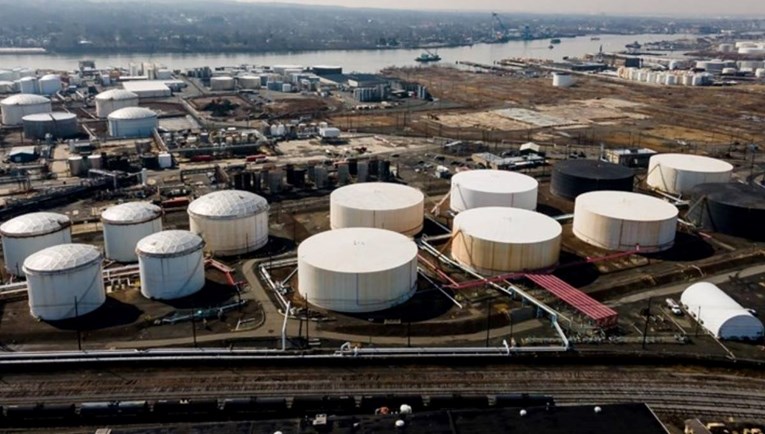 IEA prodaje strateške rezerve, pala cijena nafte