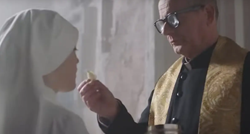 Talijanski katolici poludjeli zbog reklame u kojoj pop pričešćuje časnu - čipsom