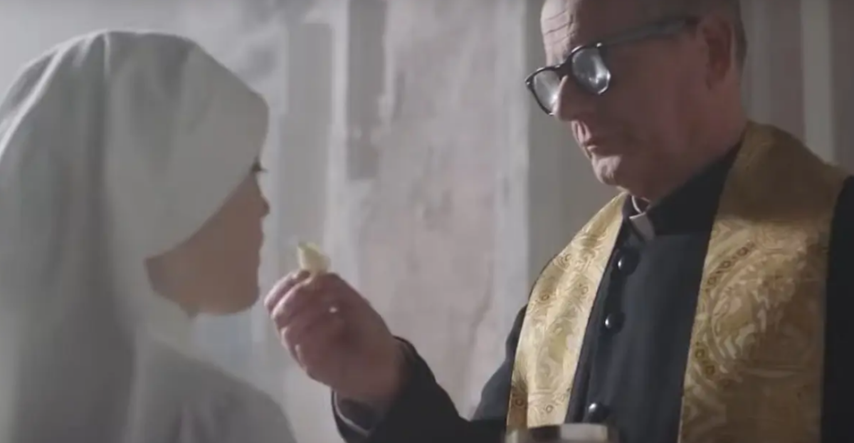 Talijanski katolici poludjeli zbog reklame u kojoj pop pričešćuje časnu - čipsom