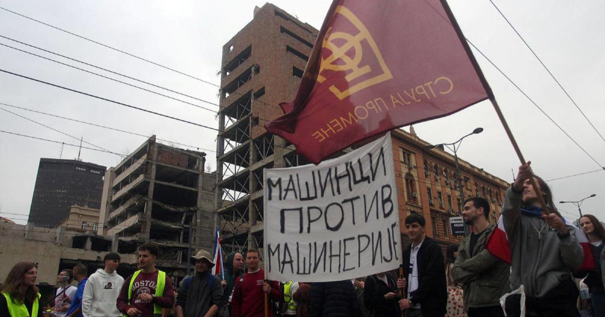 Studenti u Srbiji pred Generalštabom: "Branit ćemo ga svojim tijelima"