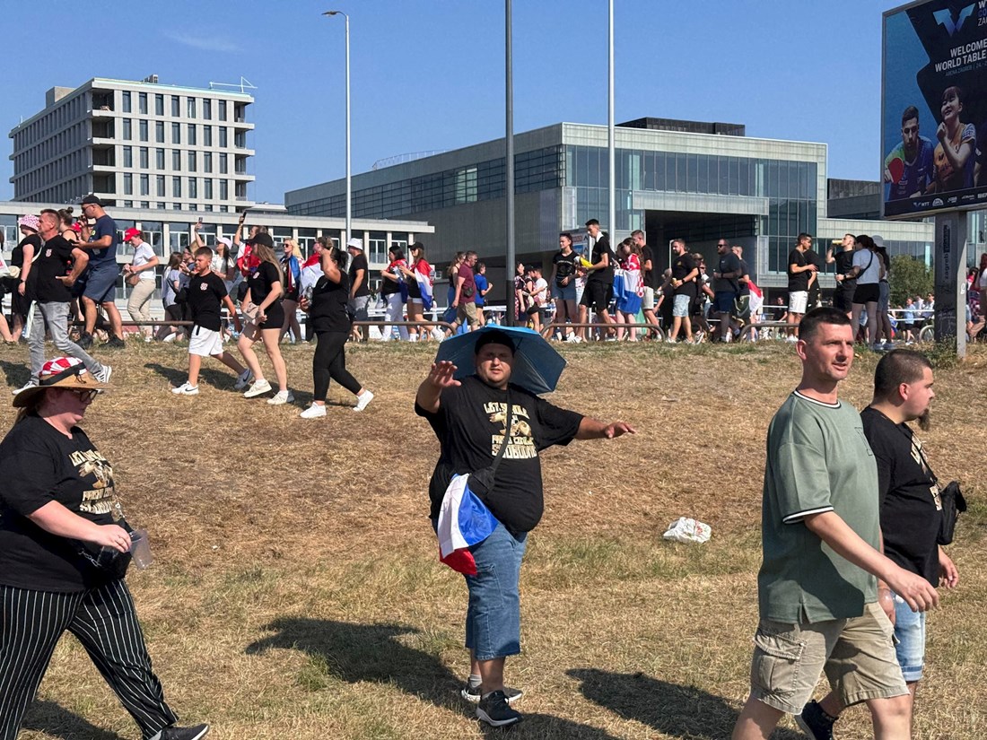 Thompsonov fan na koncert krenuo s kišobrančićem na glavi umjesto šešira