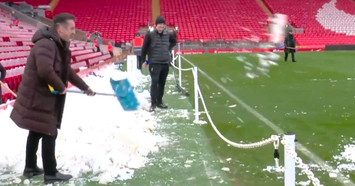 VIDEO Neville prije derbija na Anfieldu vraćao snijeg na teren, Carragher ga micao