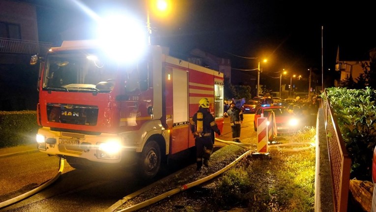 Izbio požar na krovištu štale u Dumovcu, vatra zahvatila i auto