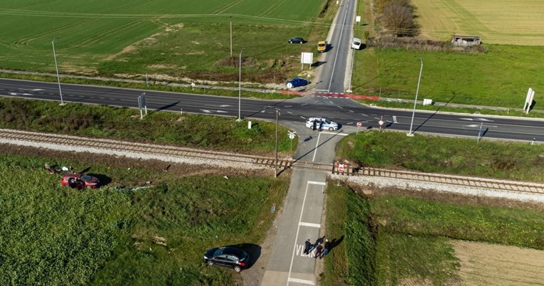 Vlak udario auto kod Osijeka, poginuo čovjek