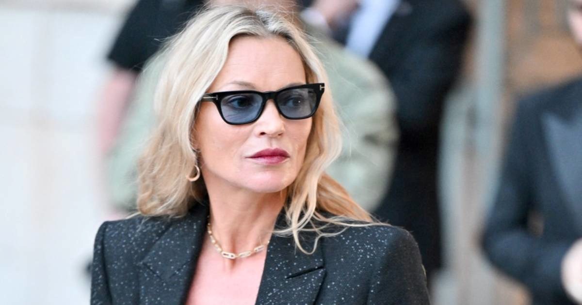 Nakon što je snimljena pijana, Kate Moss se pojavila u sakou koji otkriva previše