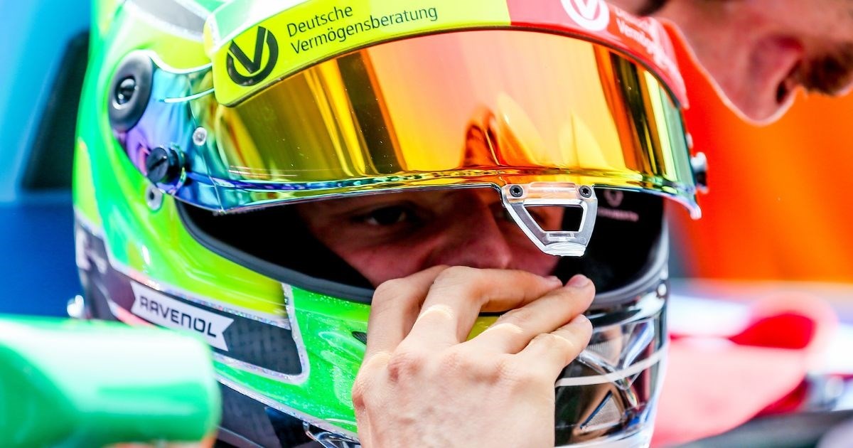 Schumacher uz pomoć žene potpisao kacigu. Prodat će se u humanitarne svrhe