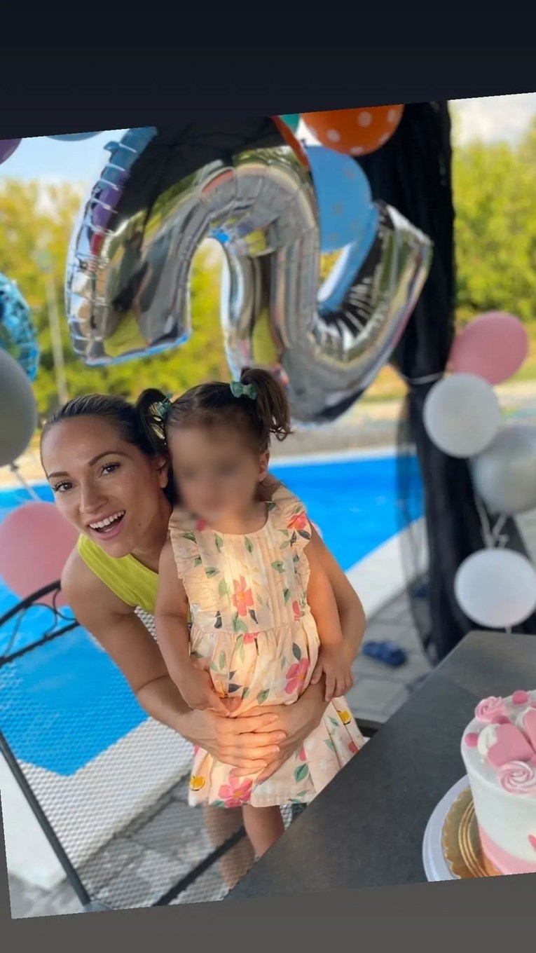 Pamela Ramljak na bazenu slavila drugi rođendan kćeri, podijelila je fotke